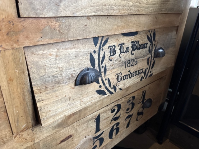 1442234-5 Skänk med innehåll - Bestick, servetter, m.m.