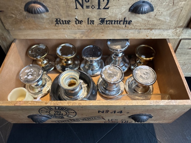 1442234-6 Skänk med innehåll - Bestick, servetter, m.m.