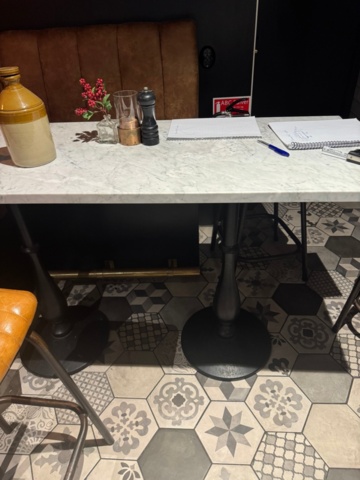 1460761-2 Marmorbord med gjutjärnsunderrede