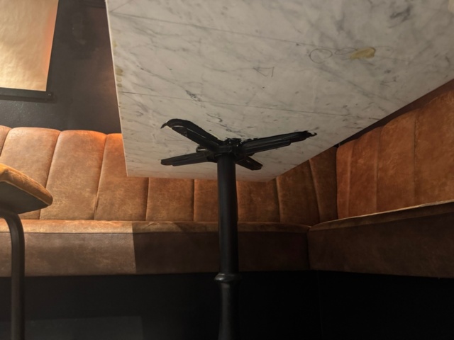 1460761-3 Marmorbord med gjutjärnsunderrede