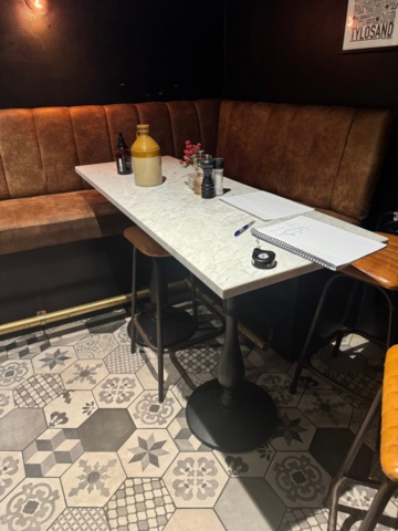 1460761-1 Marmorbord med gjutjärnsunderrede