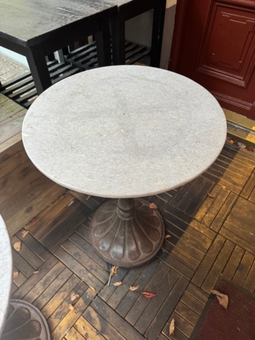 1460762-1 Runda marmorbord med gjutjärnsfot, 2 st