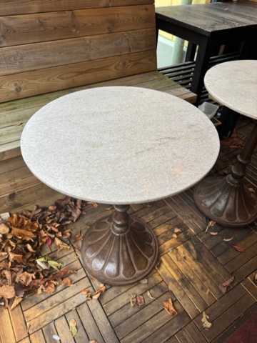 1460762-2 Runda marmorbord med gjutjärnsfot, 2 st