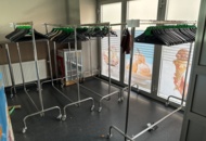 1442244 Omklädningsrumsinredning med klädställningar, förvaring och vitvaror