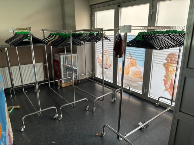 1442244-1 Omklädningsrumsinredning med klädställningar, förvaring och vitvaror