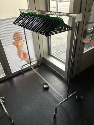 1442244-2 Omklädningsrumsinredning med klädställningar, förvaring och vitvaror