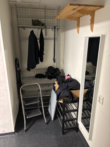 1442244-3 Omklädningsrumsinredning med klädställningar, förvaring och vitvaror