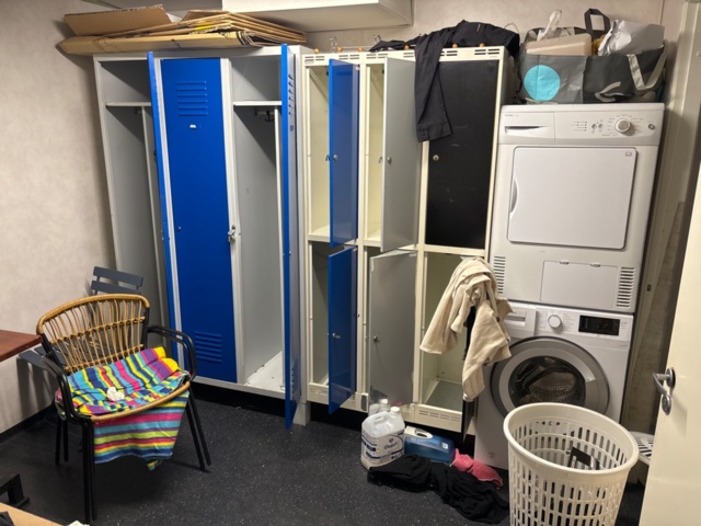 1442244-4 Omklädningsrumsinredning med klädställningar, förvaring och vitvaror