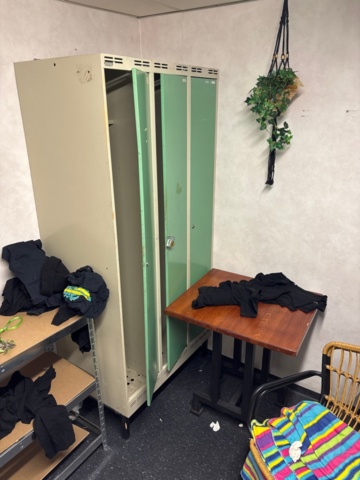 1442244-5 Omklädningsrumsinredning med klädställningar, förvaring och vitvaror