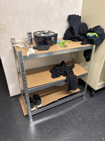 1442244-6 Omklädningsrumsinredning med klädställningar, förvaring och vitvaror