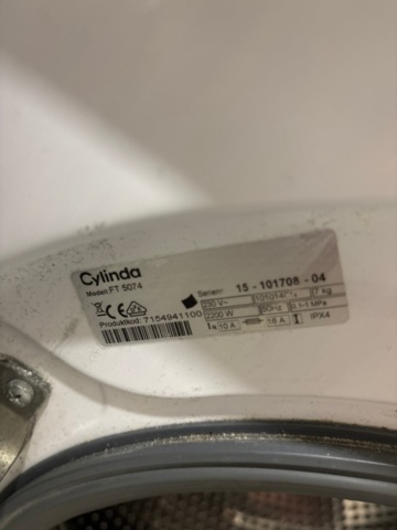 1442244-8 Omklädningsrumsinredning med klädställningar, förvaring och vitvaror