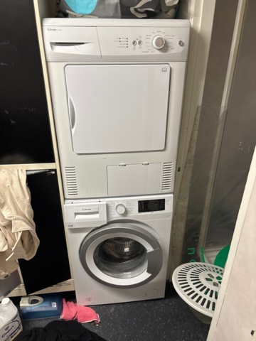 1442244-9 Omklädningsrumsinredning med klädställningar, förvaring och vitvaror