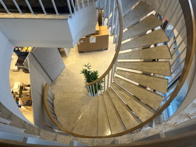 1431583-13 Kontorsinredning - Bord, barstolar, klädställning, m.m.