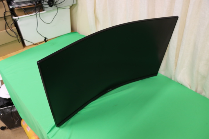 1295799-1 Välvd skärm Samsung 32 tum med väggmontage