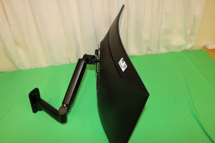 1295799-2 Välvd skärm Samsung 32 tum med väggmontage