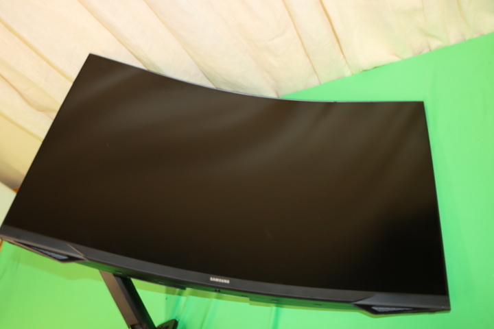 1295799-3 Välvd skärm Samsung 32 tum med väggmontage