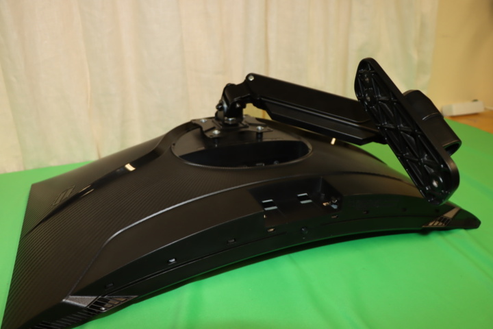 1295799-4 Välvd skärm Samsung 32 tum med väggmontage