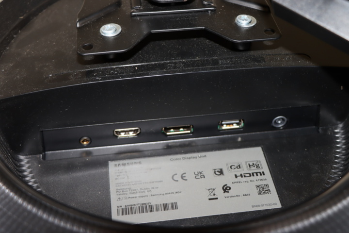 1295799-5 Välvd skärm Samsung 32 tum med väggmontage