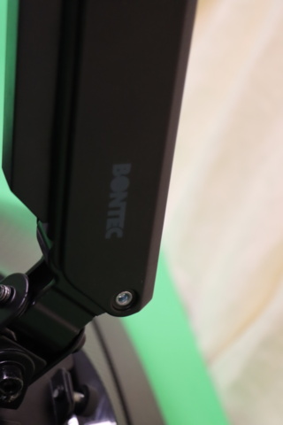 1295799-7 Välvd skärm Samsung 32 tum med väggmontage