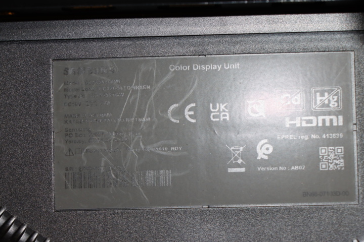 1295799-9 Välvd skärm Samsung 32 tum med väggmontage