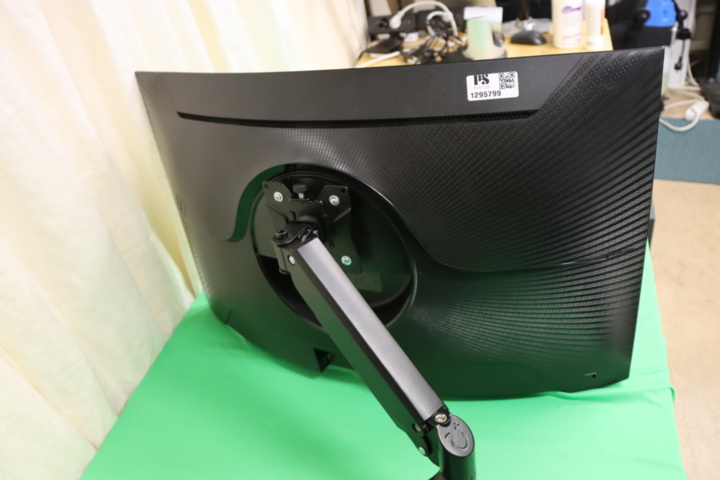 1295799-15 Välvd skärm Samsung 32 tum med väggmontage