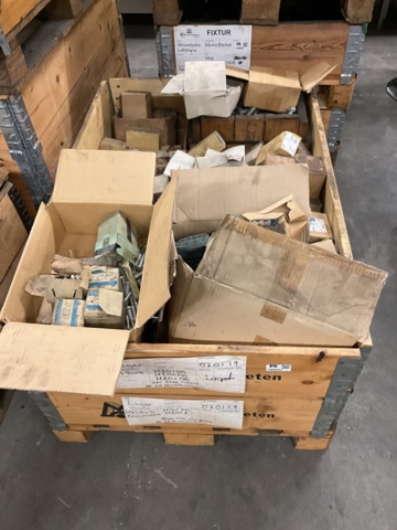 1406957-1 Lot with bolt and screw assortment