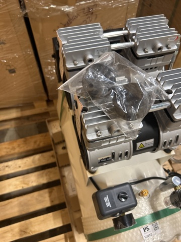 1305245-8 Air compressor with accessories - Silent Air Compressor DA7002 - 2020, unused