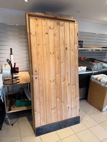Storage door with outer frame, approx. 100x203 cm - PS Auction - We ...