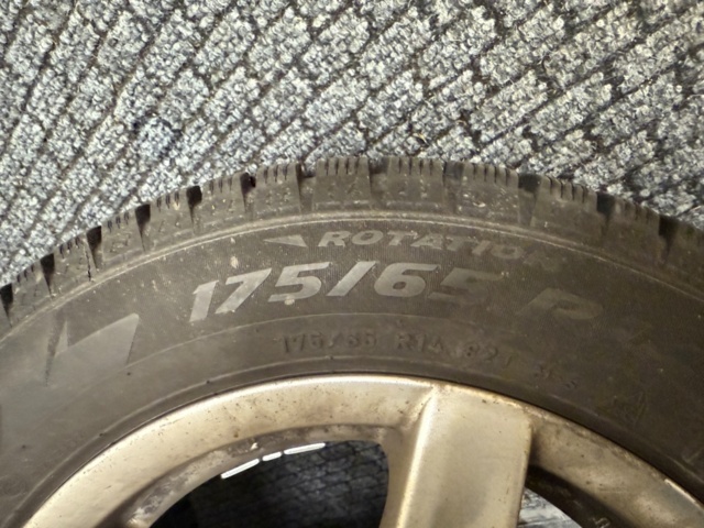 1352446-4 4 Pirelli studded tires on aluminum rims 175/65 4-hole