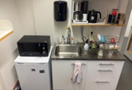 1442245 Kylskåp ELVITA, micro Samsung, kaffebryggare, vattenkokare