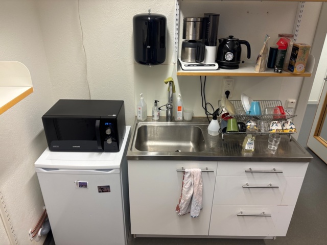 1442245-1 Kylskåp ELVITA, micro Samsung, kaffebryggare, vattenkokare