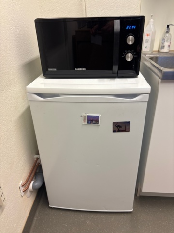 1442245-2 Kylskåp ELVITA, micro Samsung, kaffebryggare, vattenkokare