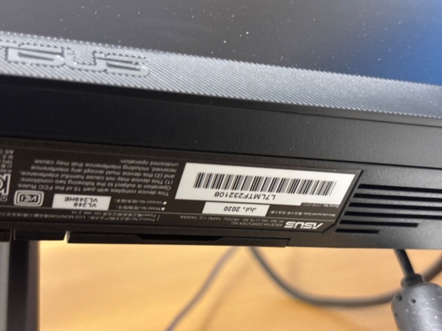 1442248-4 Dataskärmar 3st och 2st tangentbord