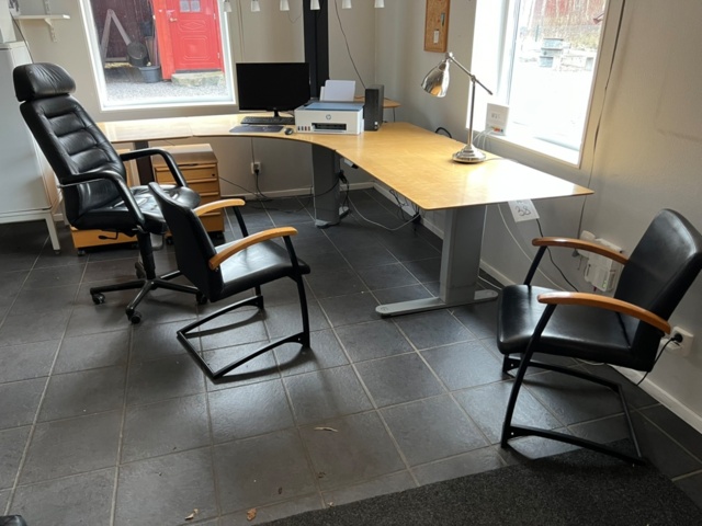 1426838-1 Office furniture - Desks, chairs, shelves, etc.