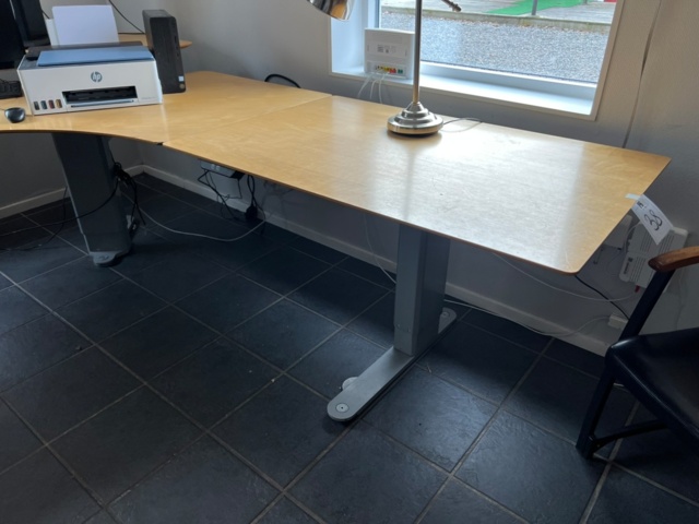 1426838-4 Office furniture - Desks, chairs, shelves, etc.