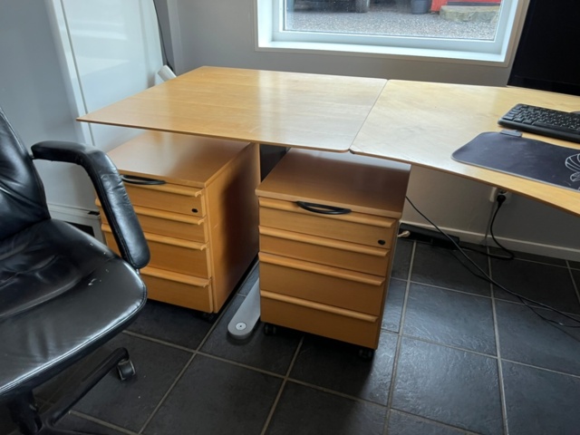 1426838-5 Office furniture - Desks, chairs, shelves, etc.