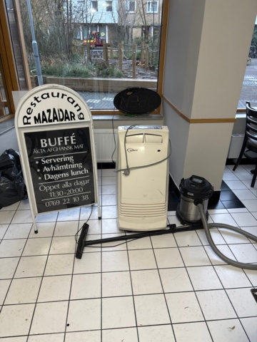 1442264-1 Portable AC, sidewalk speaker and vacuum cleaner