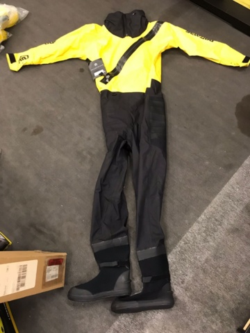 1409384-58 Parti med flytvästar, våtdräkter, skor, glasögon, kläder etc. Seadoo