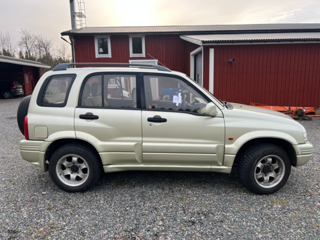 1426885-6 Suzuki Grand Vitara 5-door 2.5 4WD Manual, 144hp, -2000