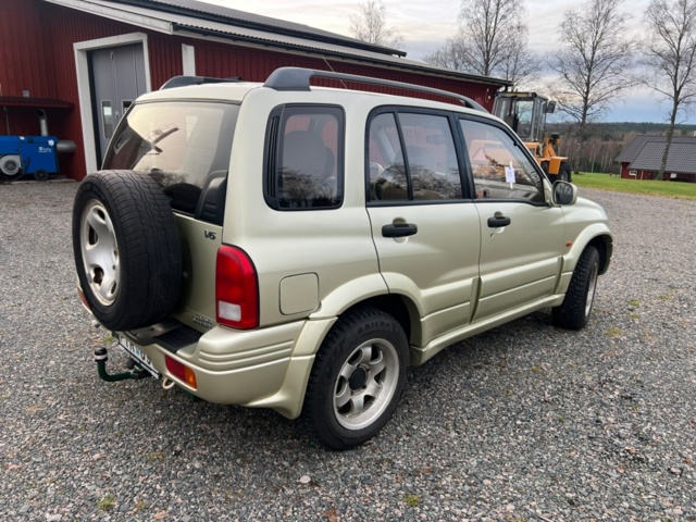 1426885-7 Suzuki Grand Vitara 5-door 2.5 4WD Manual, 144hp, -2000