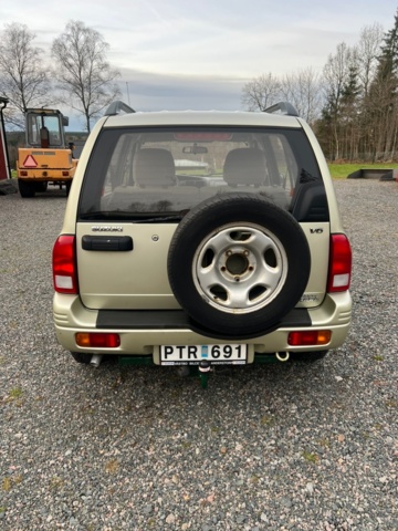 1426885-9 Suzuki Grand Vitara 5-door 2.5 4WD Manual, 144hp, -2000