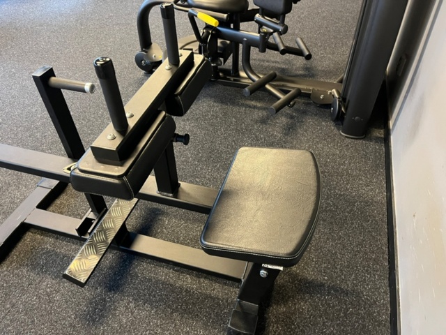 1351383-3 Seated calf press - Gymleco