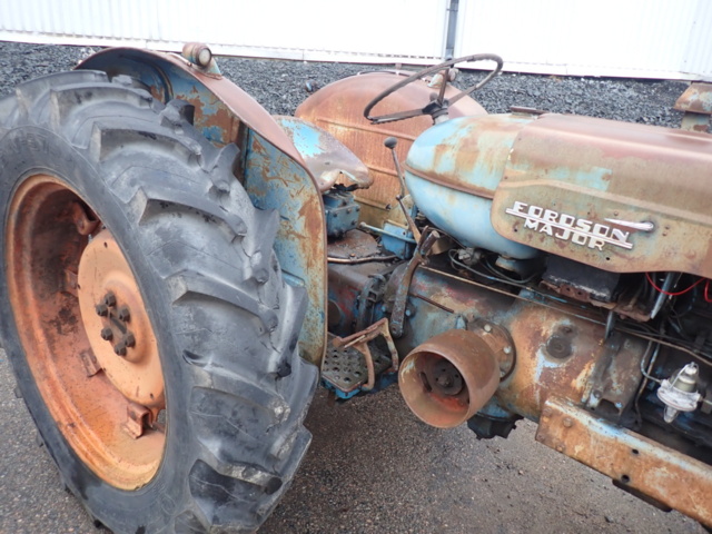 1462465-2 Två stycken veterantraktorer med reservmotorer