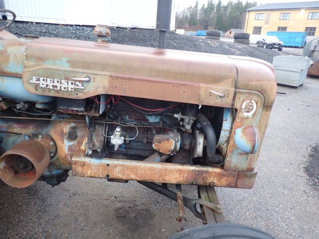 1462465-3 Två stycken veterantraktorer med reservmotorer