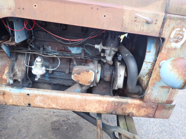 1462465-5 Två stycken veterantraktorer med reservmotorer