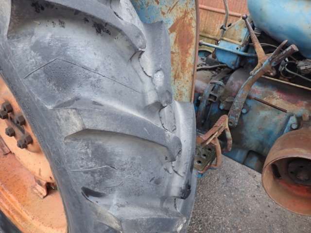 1462465-6 Två stycken veterantraktorer med reservmotorer