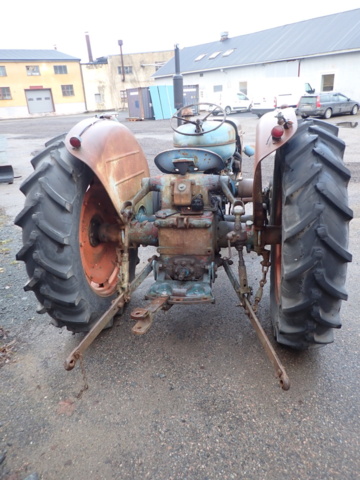 1462465-7 Två stycken veterantraktorer med reservmotorer