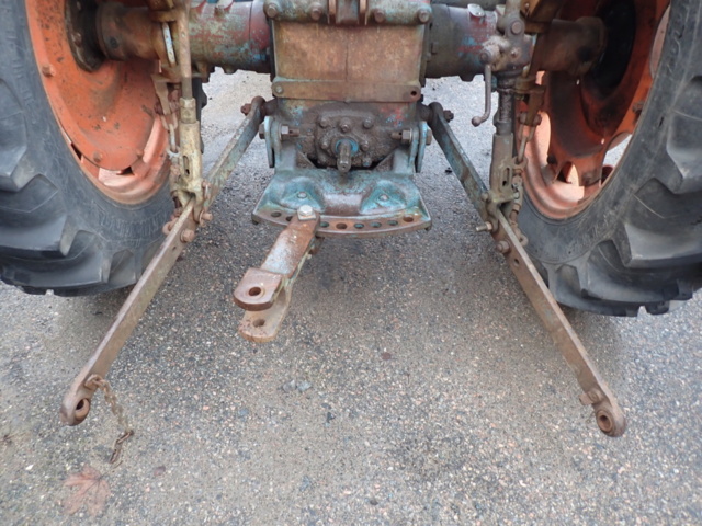 1462465-8 Två stycken veterantraktorer med reservmotorer