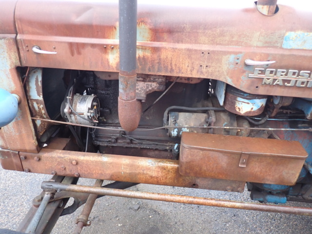 1462465-10 Två stycken veterantraktorer med reservmotorer