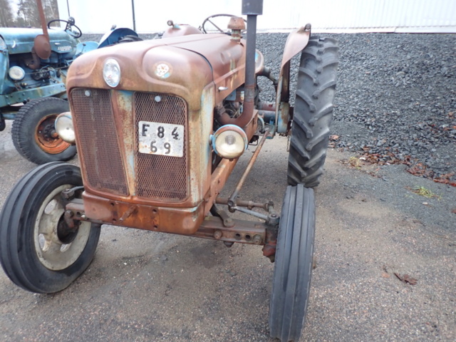 1462465-11 Två stycken veterantraktorer med reservmotorer